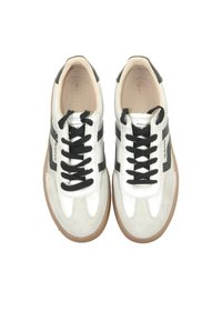 Zapatillas blancas y grises con parte superior de ante y cuero, cordones negros, suela de goma y acentos de rayas laterales.