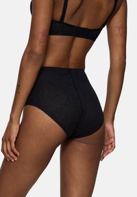 Schwarze, hoch taillierte Unterwäsche mit floraler Spitzenstruktur. Hat eine glatte Oberfläche und nahtlose Kanten, entworfen für Komfort und Passform.