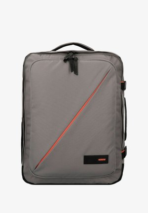 Zaino grigio realizzato in tessuto testurizzato, con una striscia arancione diagonale, due cerniere e una maniglia sulla parte superiore. Presenta anche cinture di regolazione laterali.