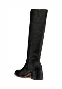 Stivali neri in pelle al ginocchio con punta affusolata, tacco largo e bloccato, e zip laterale. Presentano una texture liscia e elegante e un design minimale.