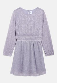 Παιδικό φόρεμα λιλά με μακρύ μανίκι, υφασμάτινη λάμψη, ελαστική μέση, στρογγυλή λαιμόκοψη και κούμπωμα με κουμπιά στην πλάτη.