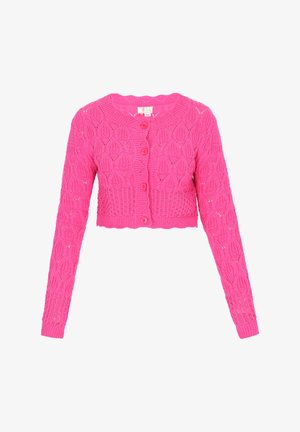 Rózsaszín kötött kardigán, rövidített szabással, levélmintával és három elöl található gombbal. Hosszú ujjakkal, bordázott mandzsettákkal.
