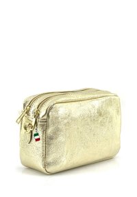 Gouden metallic cosmeticapas met een rechthoekige vorm, twee ritsen, een gladde textuur en een klein accent van de Italiaanse vlag op de ritspull.