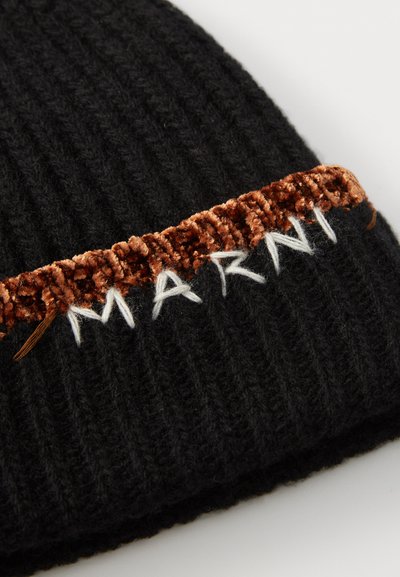 Sort strikket hue med en struktureret kant og brunt plyss accent. Ordet "MARNI" er broderet i hvidt henover forsiden.