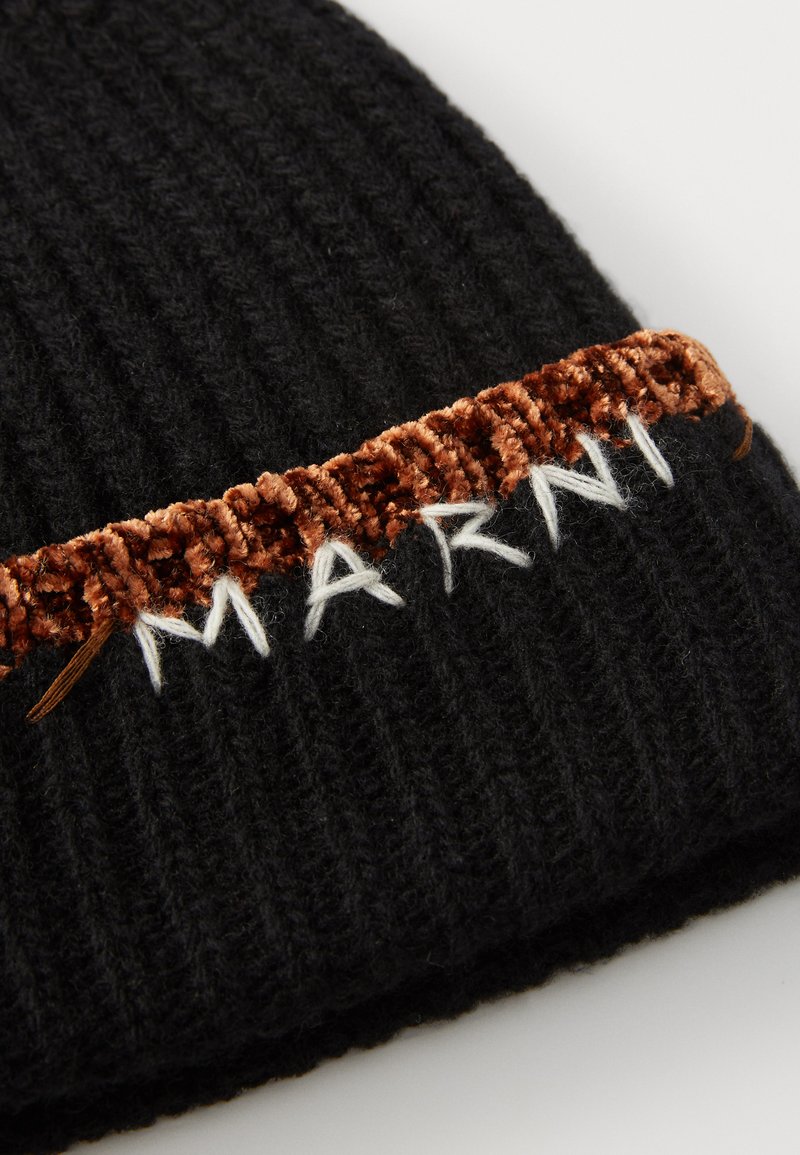 Sort ribbet strikket hue med et brunt tekstureret bånd og hvidt broderet "MARNI" logo på forsiden af cuff'en.