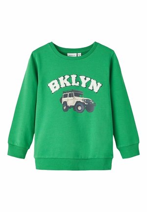 Grøn sweatshirt med lange ærmer med hvidt tekstureret "BKLYN"-tekst og en illustration af et beige terrængående køretøj centreret under teksten.