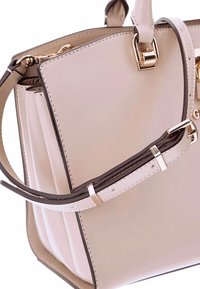 Borsa a tracolla in pelle beige con forma strutturata, tracolla marrone a contrasto, hardware in tono dorato e pieghe verticali sui lati.