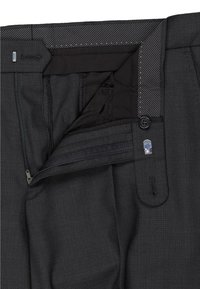 Schwarze Hosen aus strukturiertem Stoff mit Reißverschluss, Knopfverschluss und glattem Innenfutter mit gestreiften Akzenten.