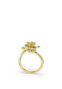 Bague florale avec un anneau en or jaune, ornée de pierres multicolores ressemblant à des pétales et des feuilles, mettant en valeur des détails complexes.