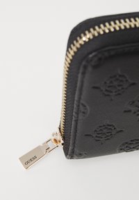 Portofel negru din material texturat. Dispune de un fermoar auriu și accesorii cu marcă. Include un model embosat pe suprafață. Design compact.