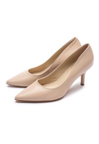 Beżowe skórzane szpilki na wysokim obcasie z zaostrzonym noskiem i wyciętym przodem. Charakteryzują się cienkim obcasem i gładką teksturą.