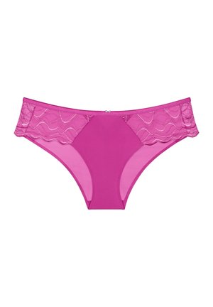 Magenta damska bielizna w stylu bikini z gładkim przednim panelem i przezroczystą koronką wzdłuż pasa na białym tle.