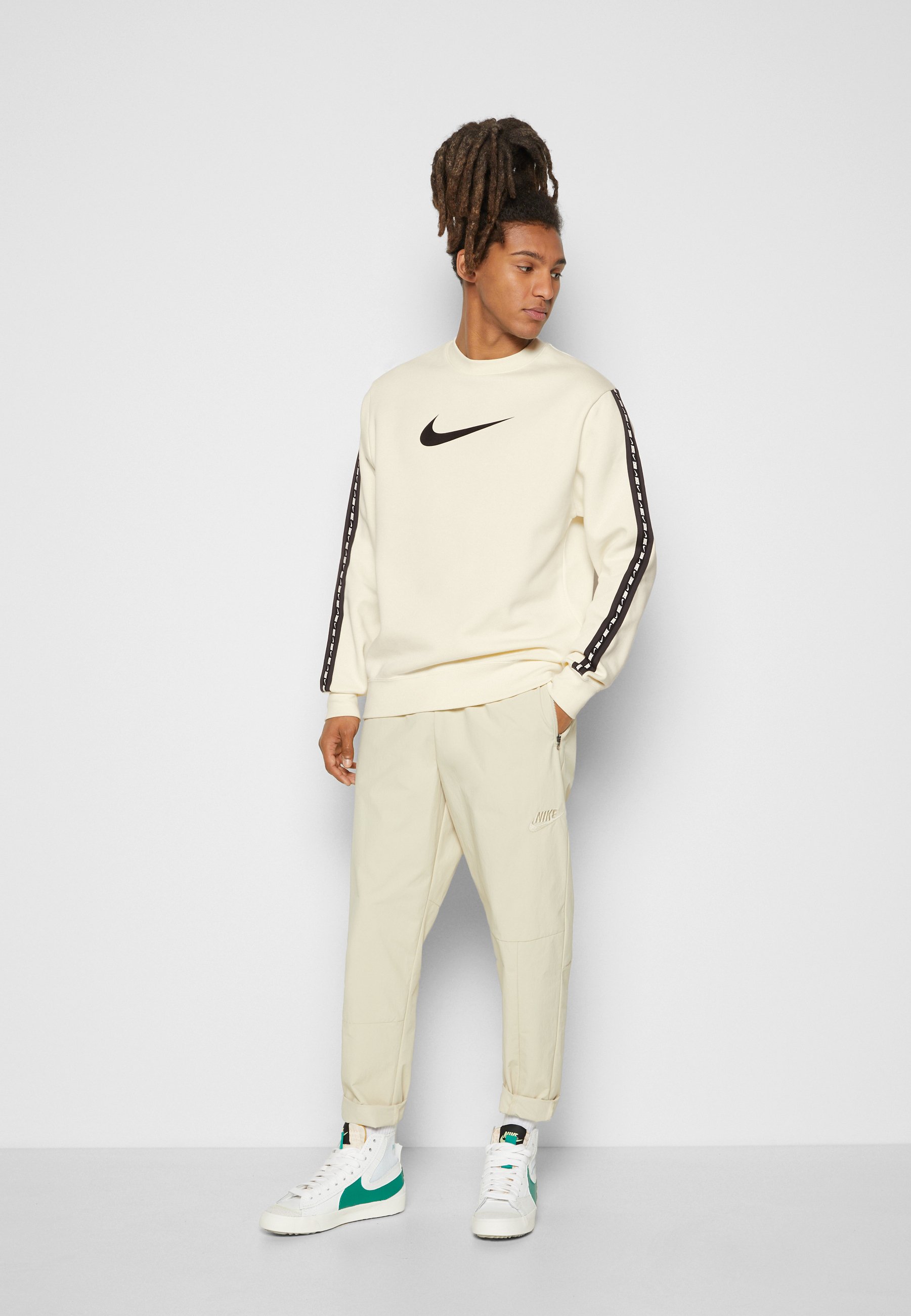 Nike Sportswear REPEAT CREW - Sudadera - coconut milk/black/crema -  Zalando.es
