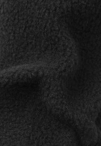 Schwarzer Fleece-Stoff mit strukturierter Oberfläche, der sich weich und flauschig anfühlt und leichte Variationen in Tiefe und Dichte aufweist.
