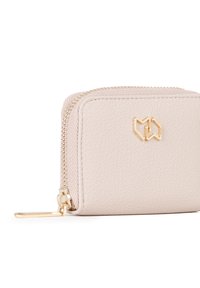 Portafoglio in pelle rosa chiaro con zip dorata e logo geometrico. Presenta un esterno testurizzato e una forma rettangolare compatta.