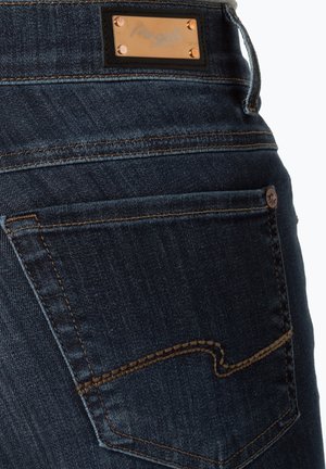 Jeans in denim scuro con una toppa quadrata con logo del marchio in rilievo, rivetti in rame e cuciture dorate sul design della tasca posteriore.