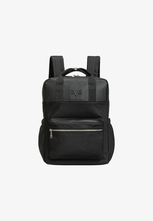 Sac à dos noir avec des bretelles doubles, fermetures éclair, tissu texturé, poche zippée à l'avant et détail du logo sur la partie supérieure.