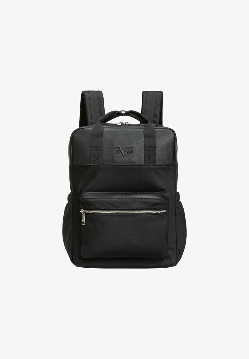 Schwarzer Rucksack mit doppelten Schulterriemen, Reißverschluss, strukturiertem Gewebe, vorderer Reißverschlusstasche und Logodetail im oberen Bereich.
