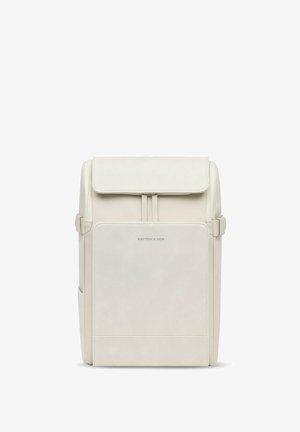 Witte rugzak met een klepafsluiting, een voorzak met rits, verstelbare zijriemen, een gladde textuur en een minimalistisch ontwerp.