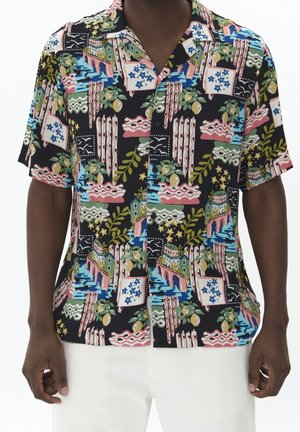 Chemise à manches courtes avec boutons, présentant des motifs abstraits colorés comprenant des bâtiments, des étoiles, des citrons et de l'eau sur un fond noir.