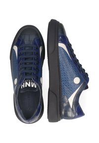 Blå mönstrade lädersneakers med svarta gummisulor, med kontrasterande vita accenter och en texturerad yta. Snörning och logotyp synliga.