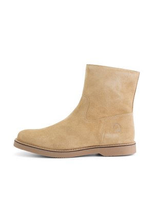 Suède enkelboot in licht beige met een ronde neus en minimale naaddetails. De buitenzool is van contrasterend lichtbruin rubber.