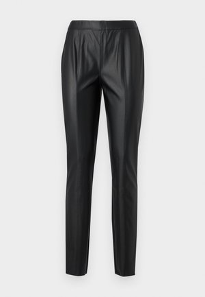 Zwarte nep leren broek met een slim fit, voorzien van een hoge tailleband, voorplooien en een gladde textuur. Geen zichtbare hardware of patronen.