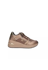 Sneaker sintetici marroni con finitura metallica, dotati di chiusura con zip e suola platform spessa con accenti dorati. Pannelli in tessuto testurizzato.