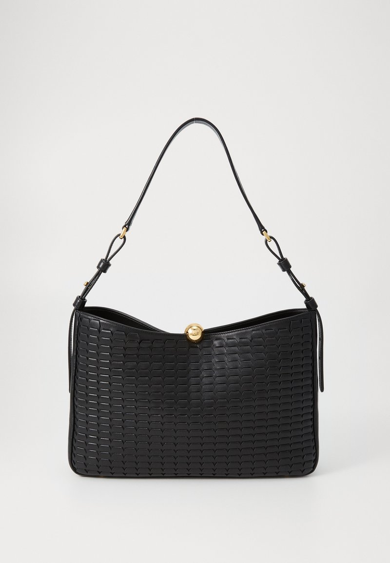 Borsa a tracolla in pelle nera con una texture intrecciata, forma curva e chiusura in tonalità oro. Dotata di una singola tracolla regolabile.
