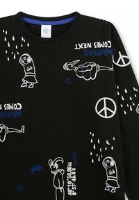 Felpa nera con illustrazioni grafiche bianche e blu, tra cui personaggi, pioggia, stelle e simboli di pace, con colletto rotondo.