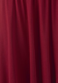 Burgundská tkanina s hladkou strukturou, jemně splývající. Jednotná barva s mírným leskem, zobrazující jemné záhyby a hloubku materiálu.