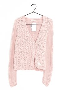 Ljusrosa tröja med v-ringning, intrikat lövmönster, långa ärmar och ribbade kanter. Har en etikett fäst vid halsringningen.