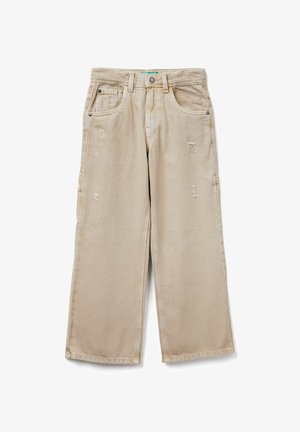 Beige wijde jeans met lichte slijtage, vijf zakken, knoopsluiting en riemlussen, plat uitgestald op een witte achtergrond.