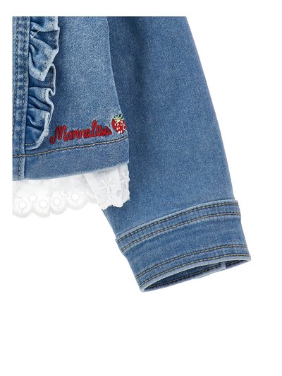 Μανίκι μπλε τζιν μπουφάν με βολάν περιθώριο, λευκή δαντέλα στο τελείωμα και κόκκινο κέντημα με τη λέξη "Monnalisa" δίπλα σε μικρό μπαλώμα φράουλας.