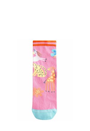 Calcetines de algodón en color rosa con diseños de unicornio, león y jirafa, con rayas naranjas en la parte superior y acentos turquesa en la punta.