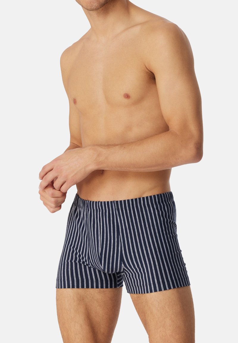 Boxer da uomo a righe navy realizzati in cotone elasticizzato; presenta un design aderente e una cintura elastica.