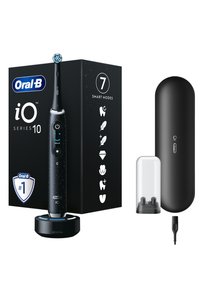 Brosse à dents électrique avec un manche texturé noir, des accents blancs, une base de chargement et un étui de voyage protecteur ; comprend une boîte listant les caractéristiques.