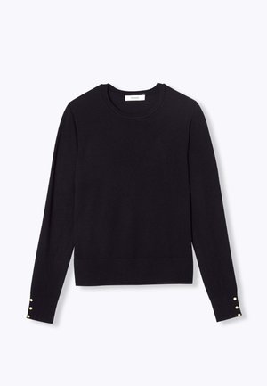 Pull noir en tissu lisse avec col rond, manches longues et accents de boutons dorés au niveau des poignets. Coupe classique avec ourlet côtelé.