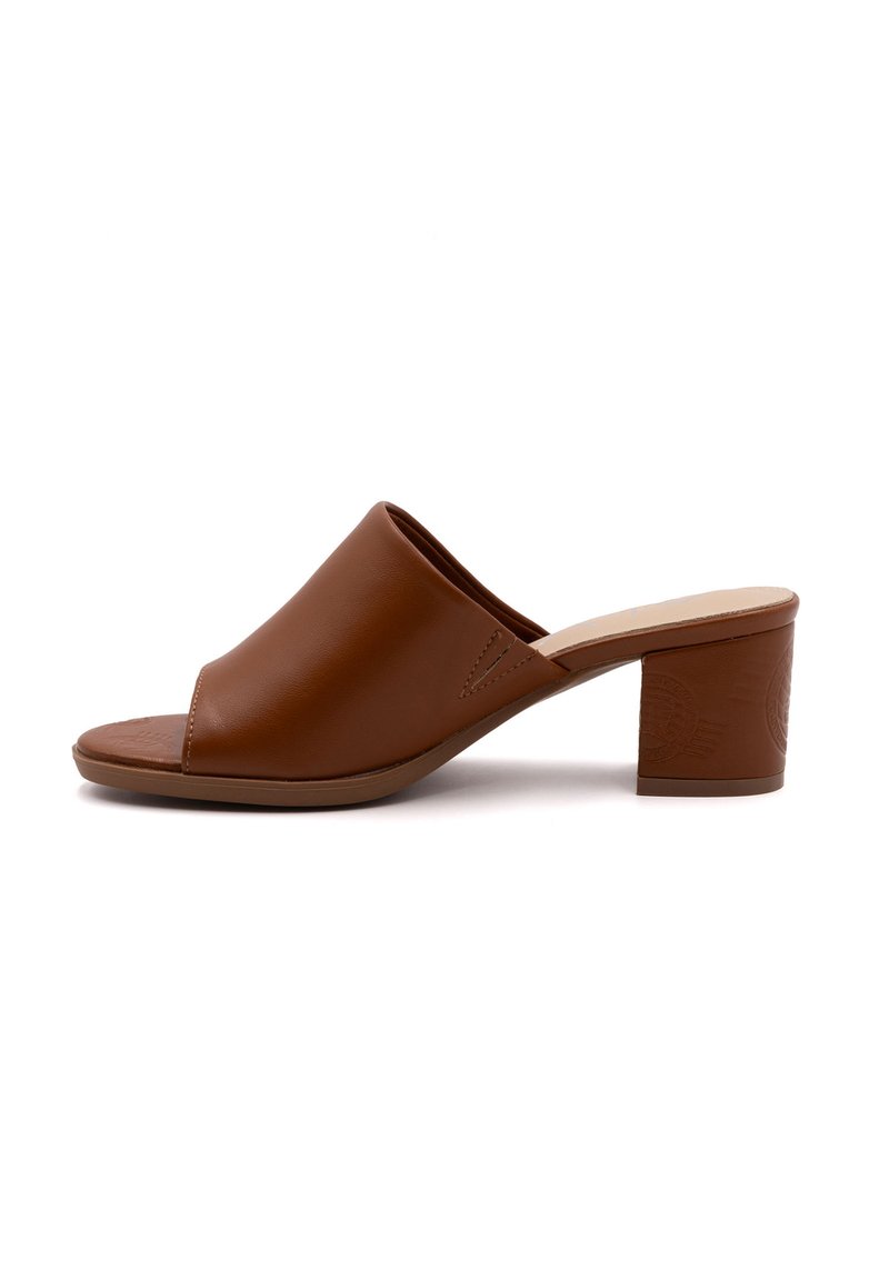 Bruine leren open-teenzolen met een gladde textuur, met een gebogen ontwerp en een blokhak van gemiddelde hoogte met gegraveerde details.