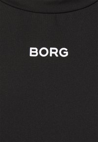 Zwarte kortemouwen shirt van ribstof met het woord "BORG" in vetgedrukte witte letters gecentreerd op de borst.