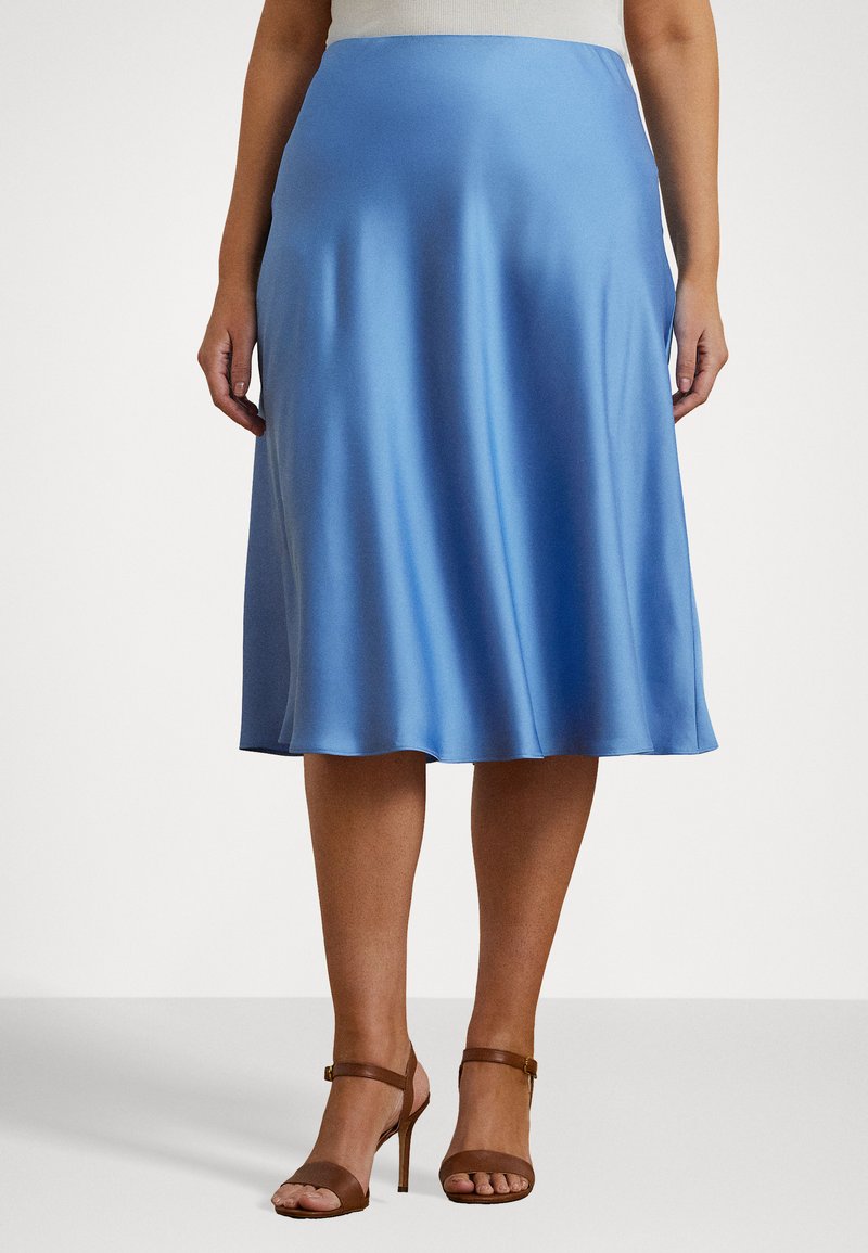 Blå satin midi-skjørt med en glatt tekstur, svingt kant og subtil glans, sammen med brune høyhælte sandaler med stropper.