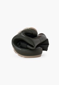 Canne de marche pliable avec une poignée vert foncé, prise noire texturée et embout en caoutchouc beige. Design compact pour un rangement et une portabilité faciles.