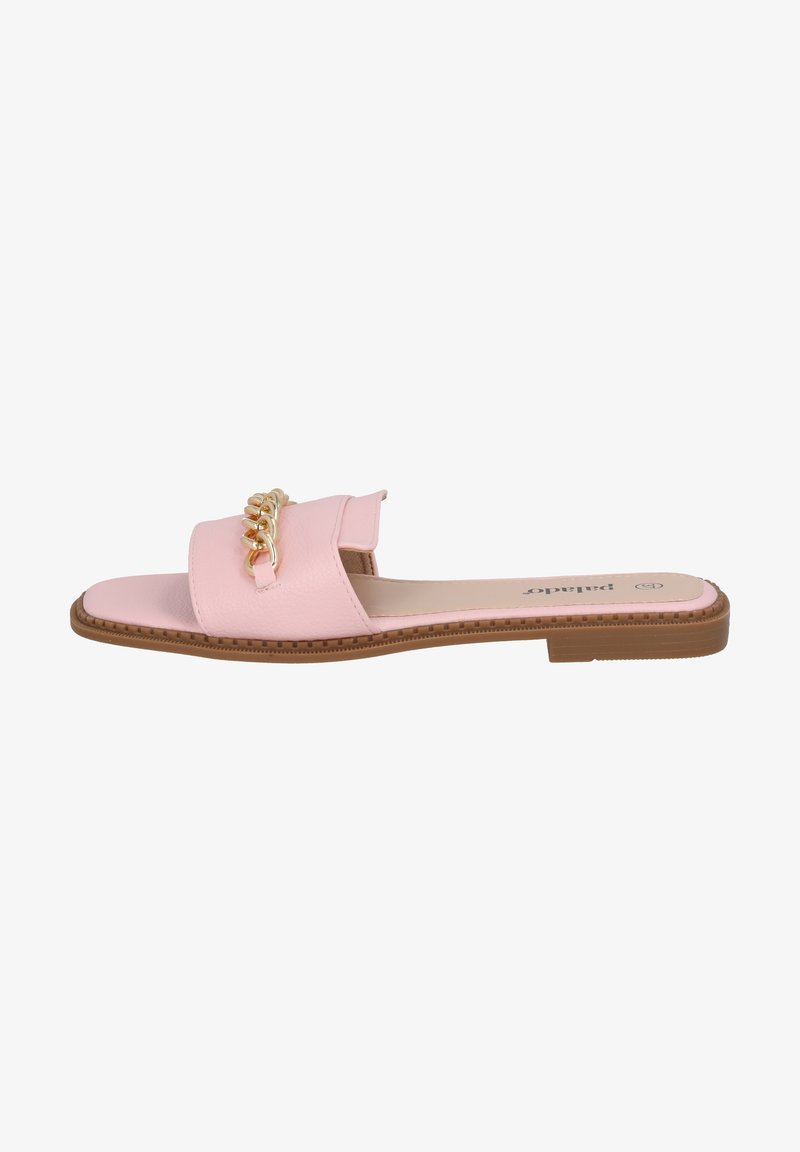 Sandale à glissière rose avec une semelle plate, dotée d'une large bride ornée d'un accent en chaîne dorée. Texture lisse et design à bout ouvert.