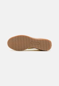 Converse RUN STAR TRAINER - Tossud - golden wren/winter slay/egret