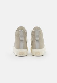 string pale putty egret