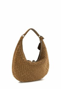 Sac à bandoulière en daim tressé marron avec une forme incurvée, une fermeture éclair et une sangle ajustable unique. Finition douce et texturée avec un motif complexe.