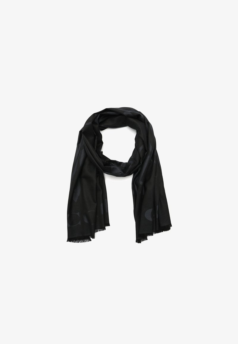 Sort tørklæde lavet af blødt materiale, med et subtilt mønster, frynsede kanter og et let, draperet design.