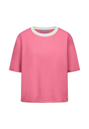 Roze shirt met korte mouwen, witte ronde hals, losse pasvorm en een klein rond metalen logodetail bij de zoom.