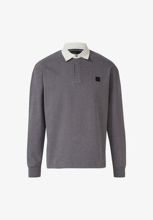 Szara koszulka rugby z długim rękawem, białym kołnierzykiem zapinanym na guziki oraz małą czarną naszywką z logo na lewej piersi.