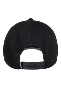 Gorra negra con visera plana, correa de plástico ajustable en la parte trasera y una superficie de tejido texturizado. Presenta un detalle de logo bordado.